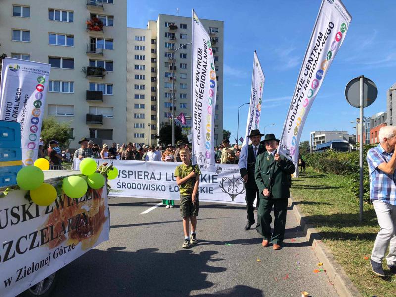 Korowód Winobraniowy z produktami regionalnymi