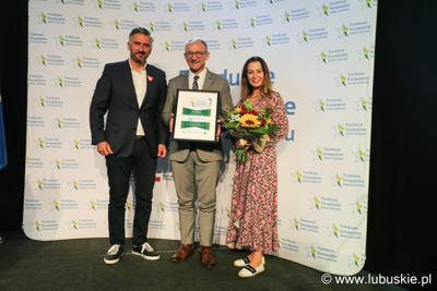 Marek Cebula z nagrodą oraz Waldemar Sługocki i Sylwia Pędzińska