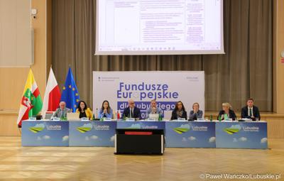 Stół prezydialny Komitetu Minitorującego Fundusze Europejskie dla Lubuskiego 2021-2027