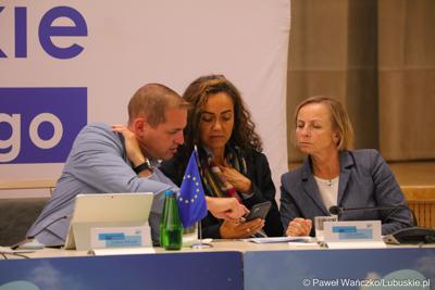 Stół prezydialny Komitetu Minitorującego Fundusze Europejskie dla Lubuskiego 2021-2027