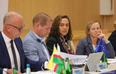 Stół prezydialny Komitetu Minitorującego Fundusze Europejskie dla Lubuskiego 2021-2027. W środku Cinzia Masina, Zastępca Dyrektora Wydziału ds. Polski, Czech i Słowacji w Dyrekcji Generalnej ds. Zatrudnienia, Spraw Społecznych i Włączenia Społecznego Komisji Europejskiej 