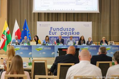 Stół prezydialny Komitetu Minitorującego Fundusze Europejskie dla Lubuskiego 2021-2027