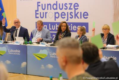 Stół prezydialny Komitetu Minitorującego Fundusze Europejskie dla Lubuskiego 2021-2027