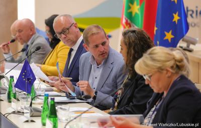 Stół prezydialny Komitetu Minitorującego Fundusze Europejskie dla Lubuskiego 2021-2027