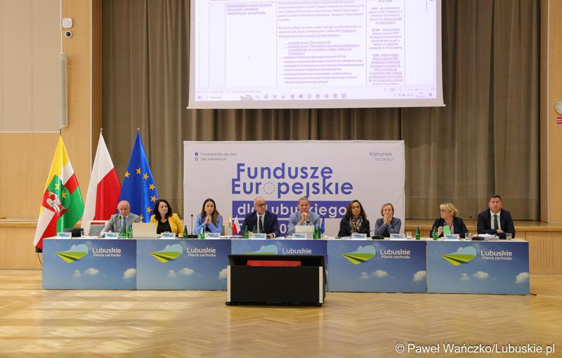 Stół prezydialny Komitetu Minitorującego Fundusze Europejskie dla Lubuskiego 2021-2027