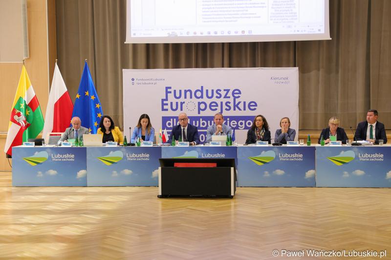 Stół prezydialny Komitetu Minitorującego Fundusze Europejskie dla Lubuskiego 2021-2027