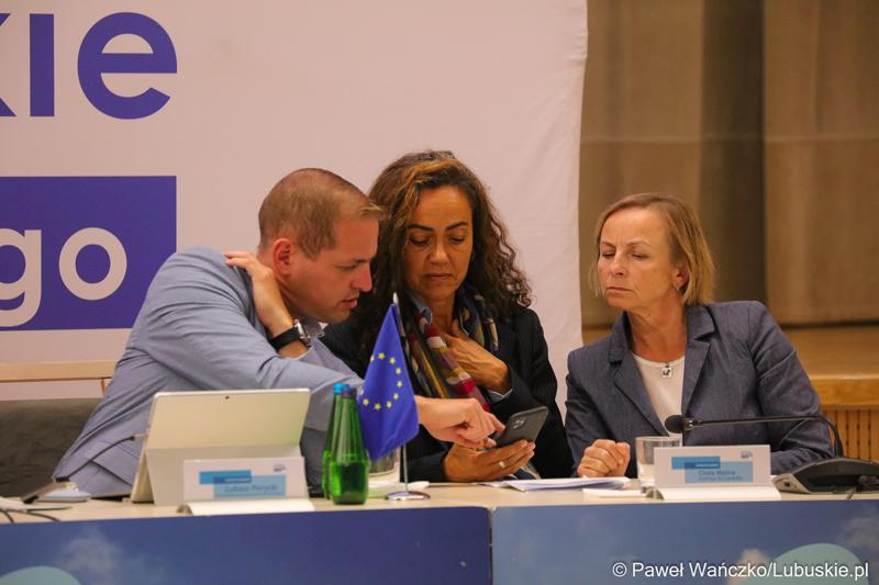 Stół prezydialny Komitetu Minitorującego Fundusze Europejskie dla Lubuskiego 2021-2027