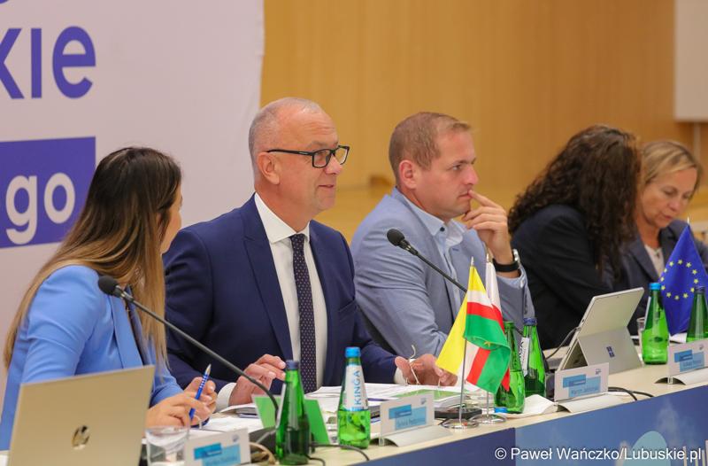 Stół prezydialny Komitetu Minitorującego Fundusze Europejskie dla Lubuskiego 2021-2027