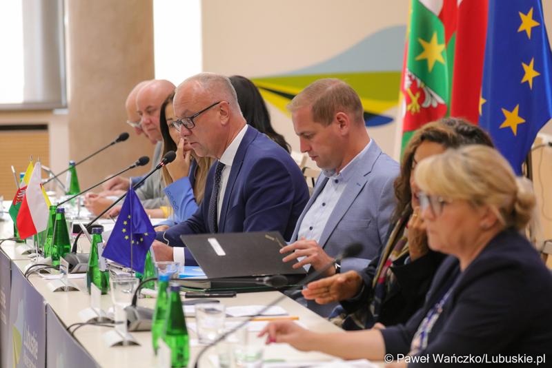 Stół prezydialny Komitetu Minitorującego Fundusze Europejskie dla Lubuskiego 2021-2027
