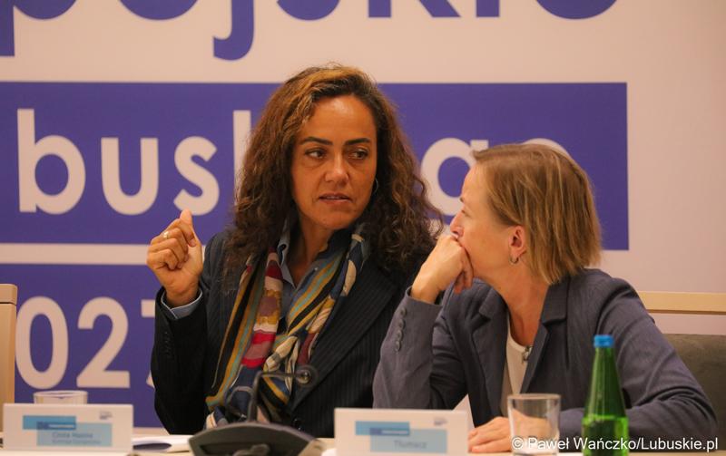 Uczestniczki posiedzenia III Komitetu Minitorującego Fundusze Europejskie dla Lubuskiego 2021-2027. Z lewej Cinzia Masina, Zastępca Dyrektora Wydziału ds. Polski, Czech i Słowacji w Dyrekcji Generalnej ds. Zatrudnienia, Spraw Społecznych i Włączenia Społecznego Komisji Europejskiej