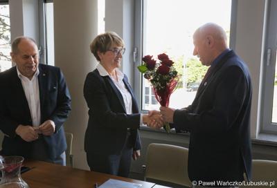 Gen. bryg. w st. sp. Zbigniew Szura wręcza Marszałek Elżbiecie Annie Polak kwiaty 