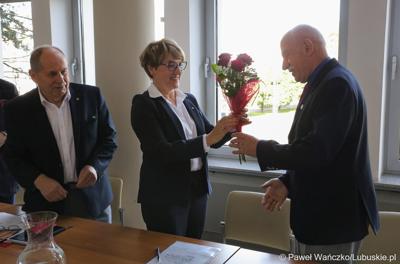 Gen. bryg. w st. sp. Zbigniew Szura wręcza Marszałek Elżbiecie Annie Polak kwiaty 