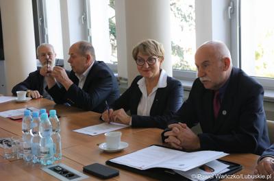 Uczestnicy obrad Lubuskiej Rady Pamięci w Urzędzie Marszałkowskim Województwa Lubuskiego. W środku marszałek Elżbieta Anna Polak