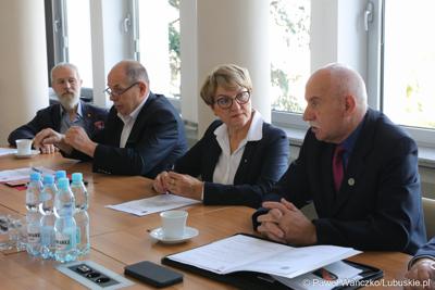 Uczestnicy obrad Lubuskiej Rady Pamięci w Urzędzie Marszałkowskim Województwa Lubuskiego. W środku marszałek Elżbieta Anna Polak