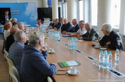 Uczestnicy obrad Lubuskiej Rady Pamięci w Urzędzie Marszałkowskim Województwa Lubuskiego  