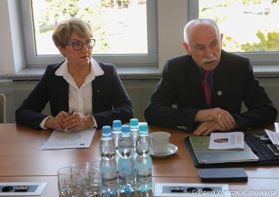Marszałek Elżbieta Anna Polak uczestniczy w obradach Lubuskiej Rady Pamięci w Urzędzie Marszałkowskim Województwa Lubuskiego. Obok gen. bryg. w st. sp. Zbigniew Szura.