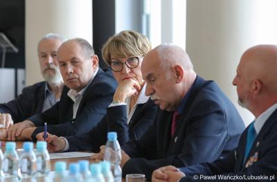 Uczestnicy obrad Lubuskiej Rady Pamięci w Urzędzie Marszałkowskim Województwa Lubuskiego. W środku marszałek Elżbieta Anna Polak