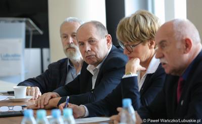 Uczestnicy obrad Lubuskiej Rady Pamięci w Urzędzie Marszałkowskim Województwa Lubuskiego  