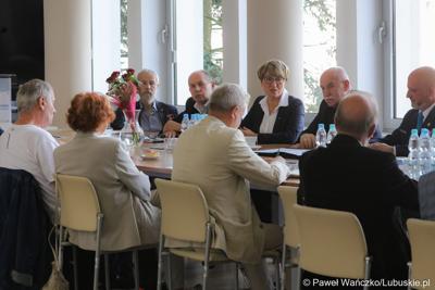 Uczestnicy obrad Lubuskiej Rady Pamięci w Urzędzie Marszałkowskim Województwa Lubuskiego. W środku marszałek Elżbieta Anna Polak