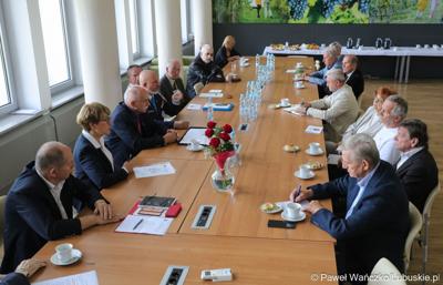 Uczestnicy obrad Lubuskiej Rady Pamięci w Urzędzie Marszałkowskim Województwa Lubuskiego  