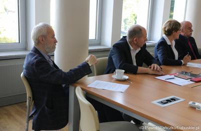 Uczestnicy obrad Lubuskiej Rady Pamięci w Urzędzie Marszałkowskim Województwa Lubuskiego  
