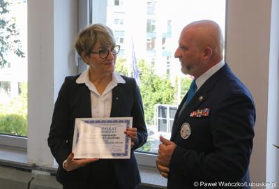 W imieniu Prezydium Zarządu Głównego Stowarzyszenia Kombatantów Misji Pokojowych ONZ w Warszawie, sekretarz Koła nr 46 Krzysztof Badach-Rogowski (członek LRP) przekazał na ręce marszałek Elżbiety Anny Polak Certyfikat dla Firmy Przyjaznej Weteranom Działań poza Granicami Państwa dla Urzędu Marszałkowskiego