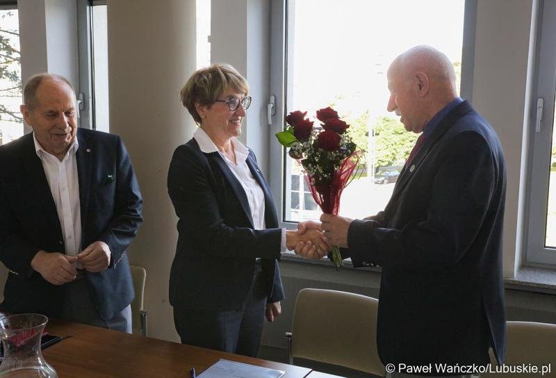 Gen. bryg. w st. sp. Zbigniew Szura wręcza Marszałek Elżbiecie Annie Polak kwiaty