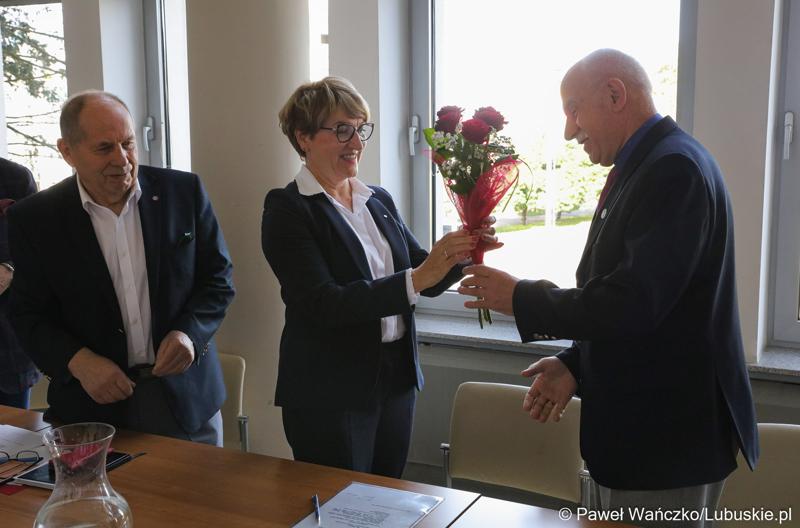 Gen. bryg. w st. sp. Zbigniew Szura wręcza Marszałek Elżbiecie Annie Polak kwiaty