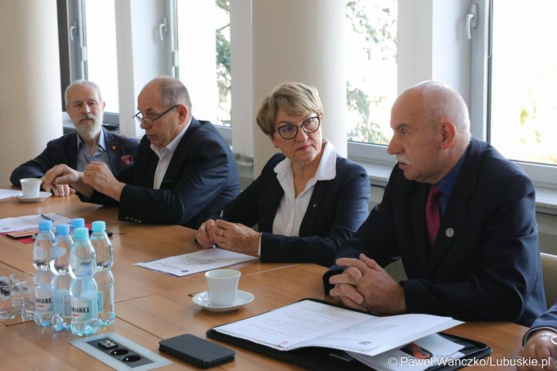 Uczestnicy obrad Lubuskiej Rady Pamięci w Urzędzie Marszałkowskim Województwa Lubuskiego. W środku marszałek Elżbieta Anna Polak