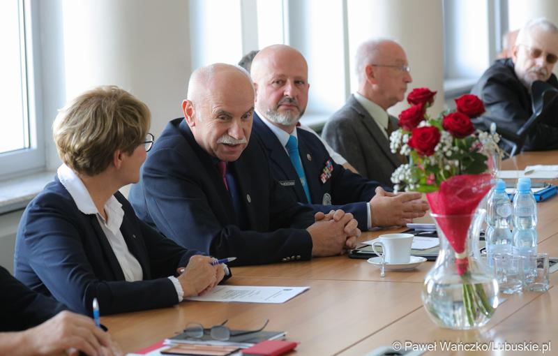 Uczestnicy obrad Lubuskiej Rady Pamięci w Urzędzie Marszałkowskim Województwa Lubuskiego