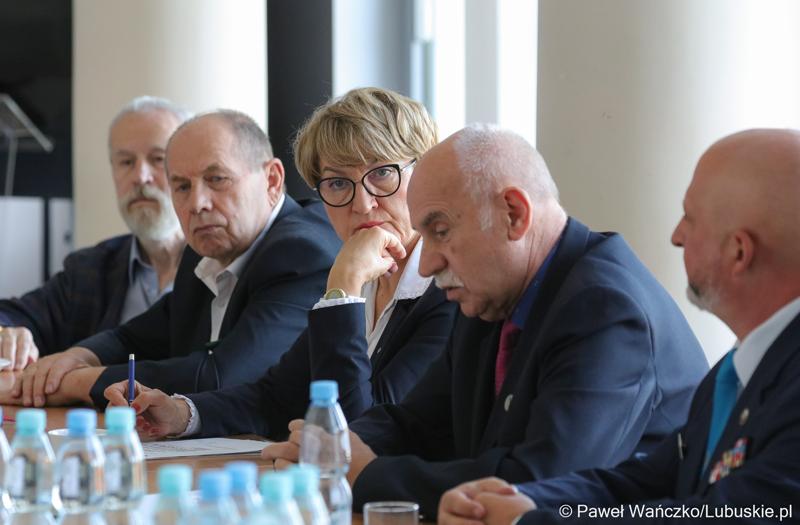 Uczestnicy obrad Lubuskiej Rady Pamięci w Urzędzie Marszałkowskim Województwa Lubuskiego. W środku marszałek Elżbieta Anna Polak