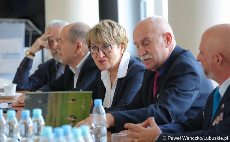 Uczestnicy obrad Lubuskiej Rady Pamięci w Urzędzie Marszałkowskim Województwa Lubuskiego. W środku marszałek Elżbieta Anna Polak