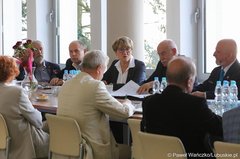 Uczestnicy obrad Lubuskiej Rady Pamięci w Urzędzie Marszałkowskim Województwa Lubuskiego. W środku marszałek Elżbieta Anna Polak