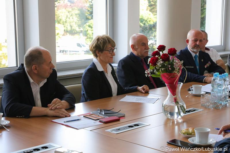 Uczestnicy obrad Lubuskiej Rady Pamięci w Urzędzie Marszałkowskim Województwa Lubuskiego. W środku marszałek Elżbieta Anna Polak