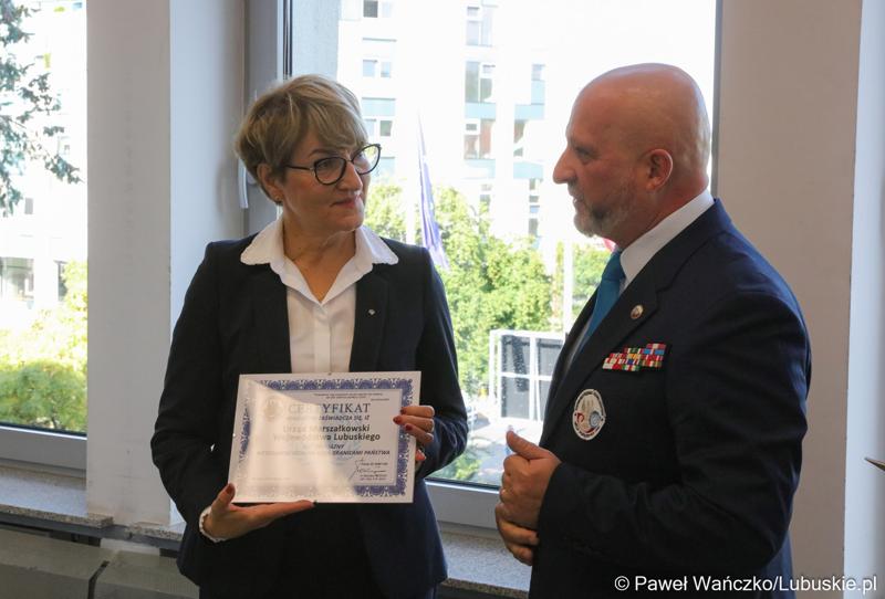 W imieniu Prezydium Zarządu Głównego Stowarzyszenia Kombatantów Misji Pokojowych ONZ w Warszawie, sekretarz Koła nr 46 Krzysztof Badach-Rogowski (członek LRP) przekazał na ręce marszałek Elżbiety Anny Polak Certyfikat dla Firmy Przyjaznej Weteranom Działań poza Granicami Państwa dla Urzędu Marszałkowskiego