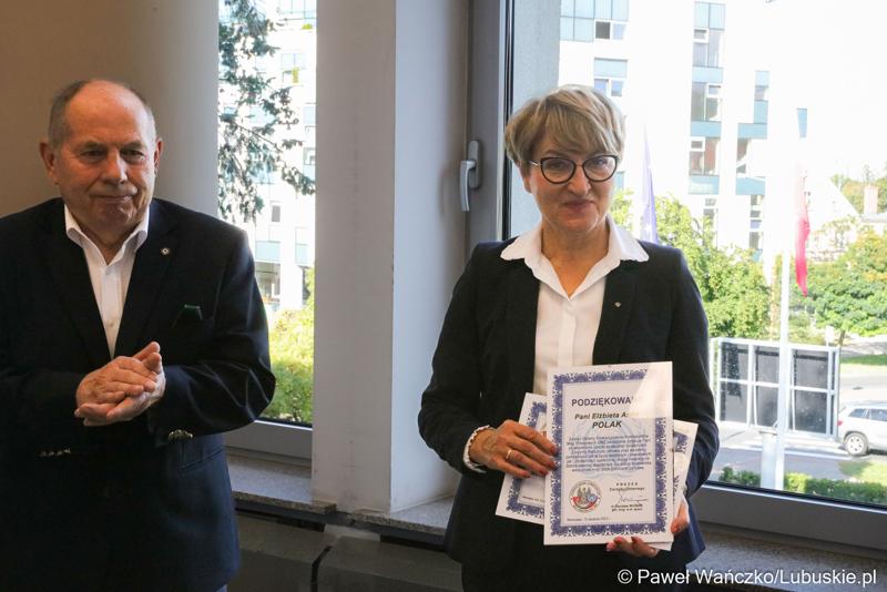 Marszałek Elżbieta Anna Polak podczas obrad Lubuskiej Rady Pamięci odebrała certyfikat