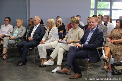 Marszałek Województwa Lubuskiego Elżbieta Anna Polak i Wicemarszałek Łukasz Porycki podczas uroczystego podsumowania projektu "Modernizacja kształcenia zawodowego w Powiecie Nowosolskim"