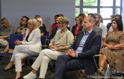 Marszałek Województwa Lubuskiego Elżbieta Anna Polak i Wicemarszałek Łukasz Porycki podczas uroczystego podsumowania projektu "Modernizacja kształcenia zawodowego w Powiecie Nowosolskim"