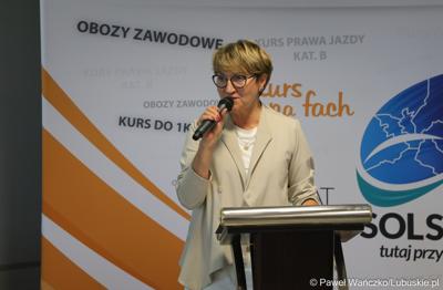 Marszałek Województwa Lubuskiego Elżbieta Anna Polak przemawia podczas uroczystego podsumowania projektu "Modernizacja kształcenia zawodowego w Powiecie Nowosolskim"