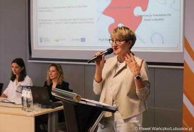 Marszałek Województwa Lubuskiego Elżbieta Anna Polak przemawia podczas uroczystego podsumowania projektu "Modernizacja kształcenia zawodowego w Powiecie Nowosolskim"
