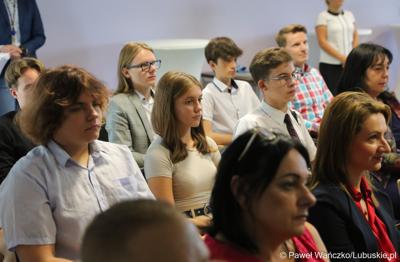 Uczestnicy uroczystego podsumowania projektu "Modernizacja kształcenia zawodowego w Powiecie Nowosolskim"