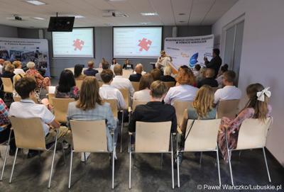 Marszałek Województwa Lubuskiego Elżbieta Anna Polak przemawia podczas uroczystego podsumowania projektu "Modernizacja kształcenia zawodowego w Powiecie Nowosolskim"