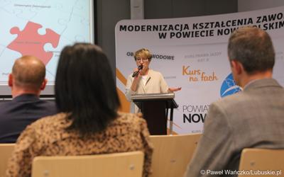 Marszałek Województwa Lubuskiego Elżbieta Anna Polak przemawia podczas uroczystego podsumowania projektu "Modernizacja kształcenia zawodowego w Powiecie Nowosolskim"