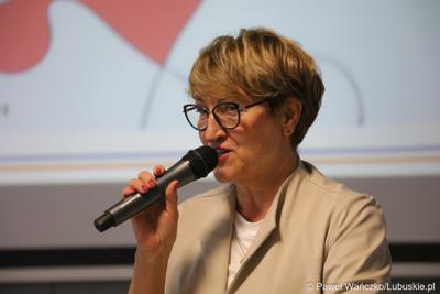 Marszałek Województwa Lubuskiego Elżbieta Anna Polak przemawia podczas uroczystego podsumowania projektu "Modernizacja kształcenia zawodowego w Powiecie Nowosolskim"