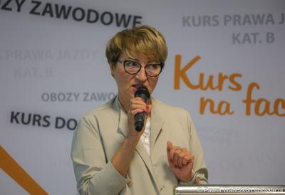 Marszałek Województwa Lubuskiego Elżbieta Anna Polak przemawia podczas uroczystego podsumowania projektu "Modernizacja kształcenia zawodowego w Powiecie Nowosolskim"