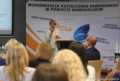 Marszałek Województwa Lubuskiego Elżbieta Anna Polak przemawia podczas uroczystego podsumowania projektu "Modernizacja kształcenia zawodowego w Powiecie Nowosolskim"