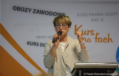 Marszałek Województwa Lubuskiego Elżbieta Anna Polak przemawia podczas uroczystego podsumowania projektu "Modernizacja kształcenia zawodowego w Powiecie Nowosolskim"