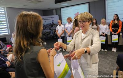 Marszałek Województwa Lubuskiego Elżbieta Anna Polak wręcza upominki uczniom
