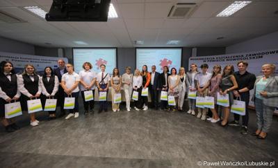 Marszałek Województwa Lubuskiego Elżbieta Anna Polak oraz Wicemarszałek Łukasz Porycki na wspólnym zdjęciu z uczestnikami projektu "Modernizacja kształcenia zawodowego w Powiecie Nowosolskim"