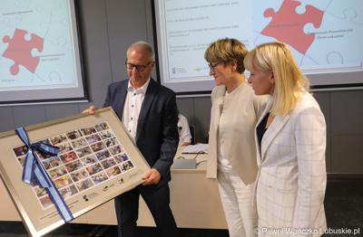 W trakcie uroczystości w Interiorze marszałek Elżbieta Anna Polak (w środku) i wicemarszałek Łukasz Porycki odebrali podziękowanie od władz powiatu: starosty Iwony Brzozowskiej i wicestarosty Wrześniaka za pomoc w realizacji projektu.